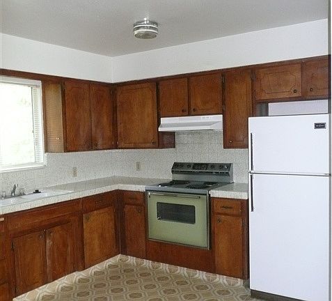 4th image of 554 N East St