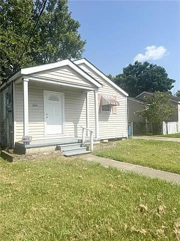 2 bed, 1.0 bath, 696 sqft, $1,350 — Photo 2