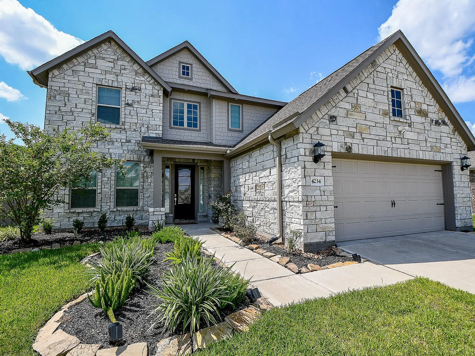 4 bed, 3.5 bath, 2752 sqft, $3,100 — Photo 1