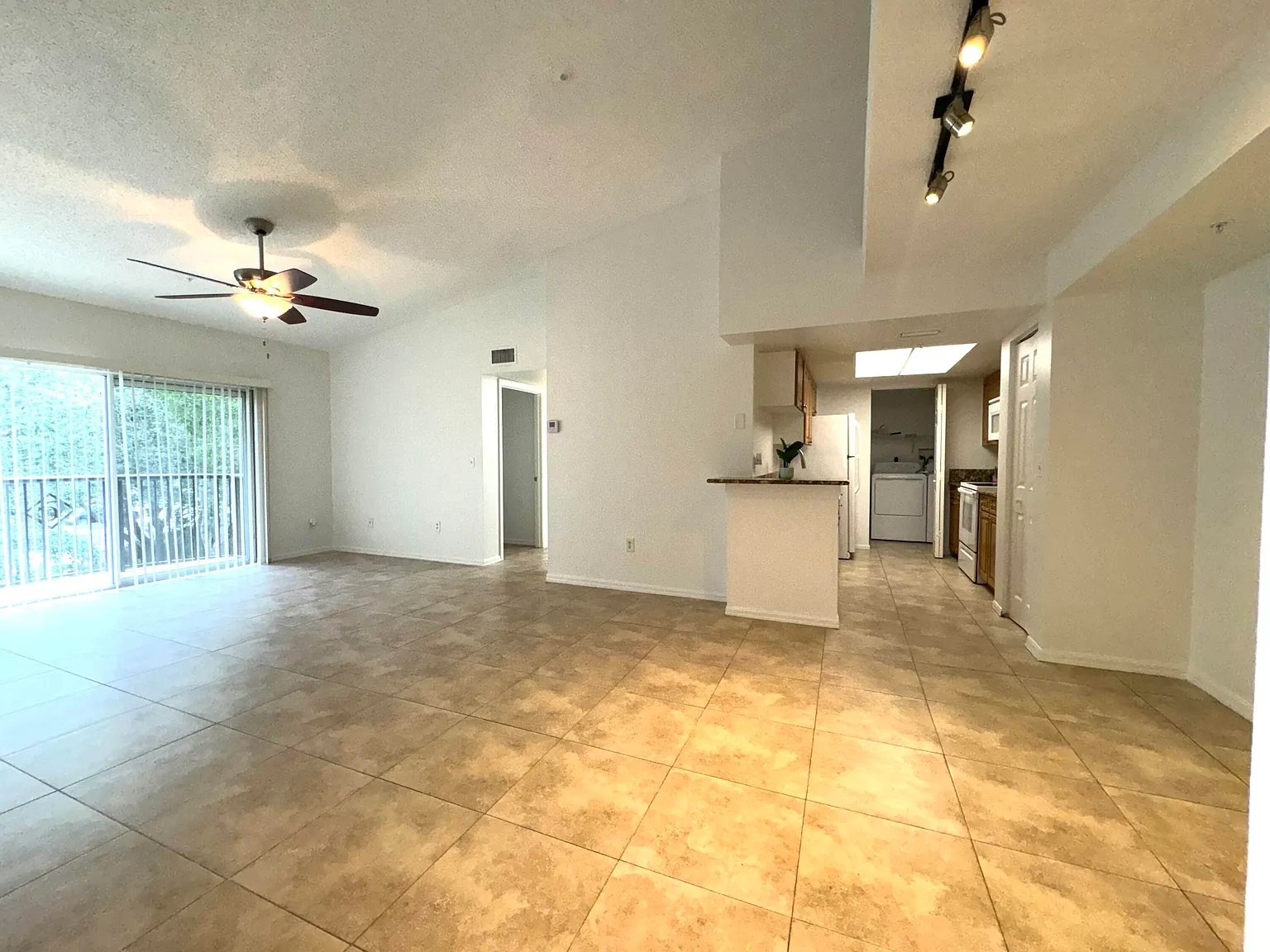 3 bed, 2.0 bath, 1184 sqft, $2,500 — Photo 2