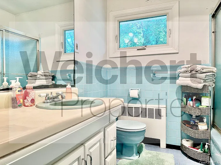 211 W 22nd St — Photo 15