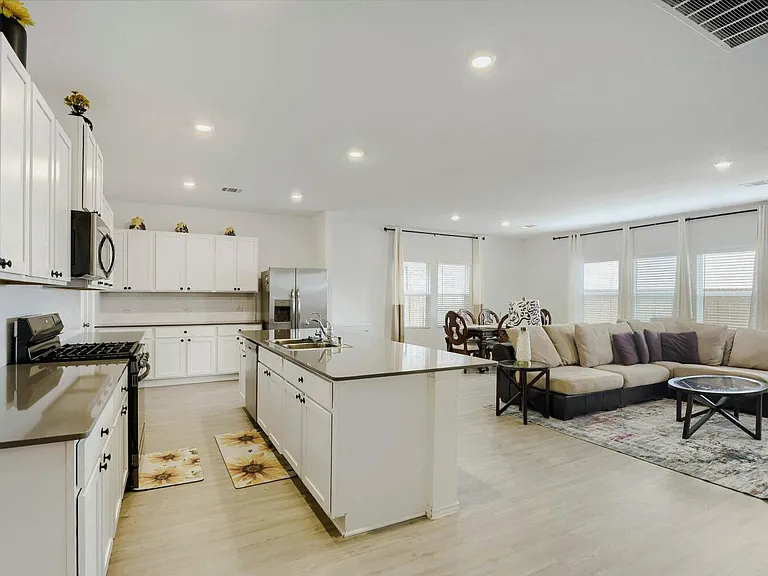 1337 Aquilla Dr — Photo 5