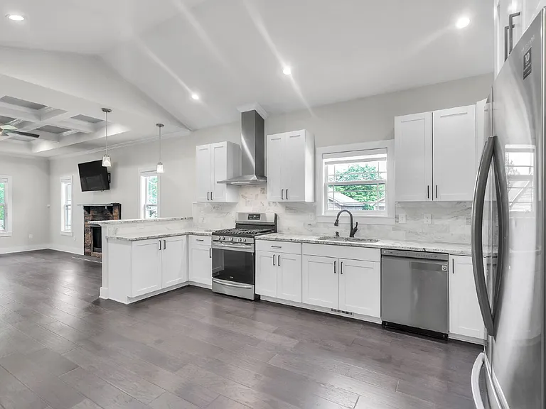 410 Gower St — Photo 8