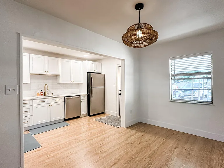 401 E Amelia Ave — Photo 11