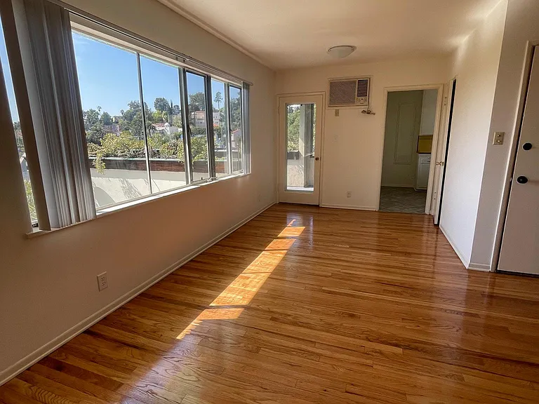 2232 N Beachwood Dr #14 — Photo 6