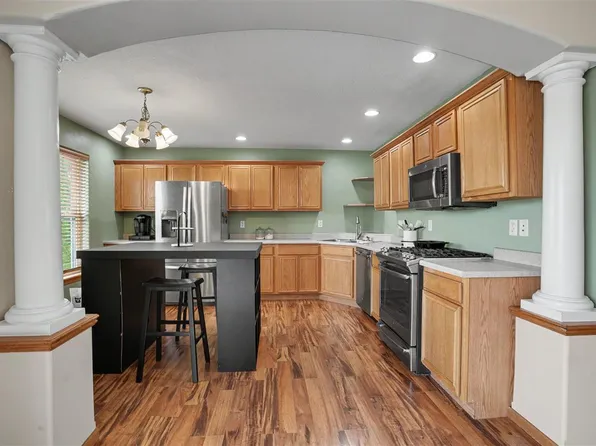 1582 Deerfield Dr, North Liberty, IA 52317