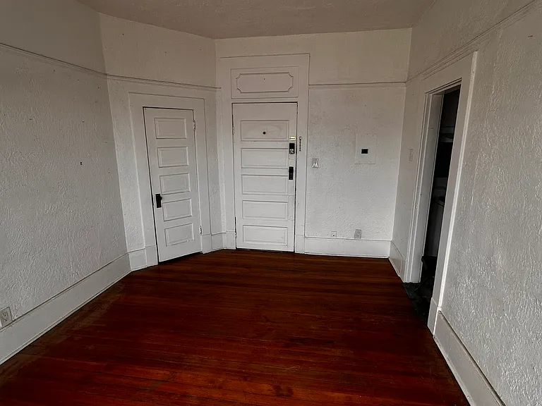 700 Mundy Dr — Photo 3