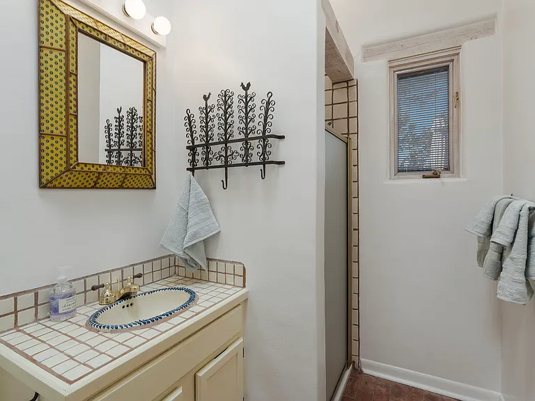 Bathroom 2 / Shower