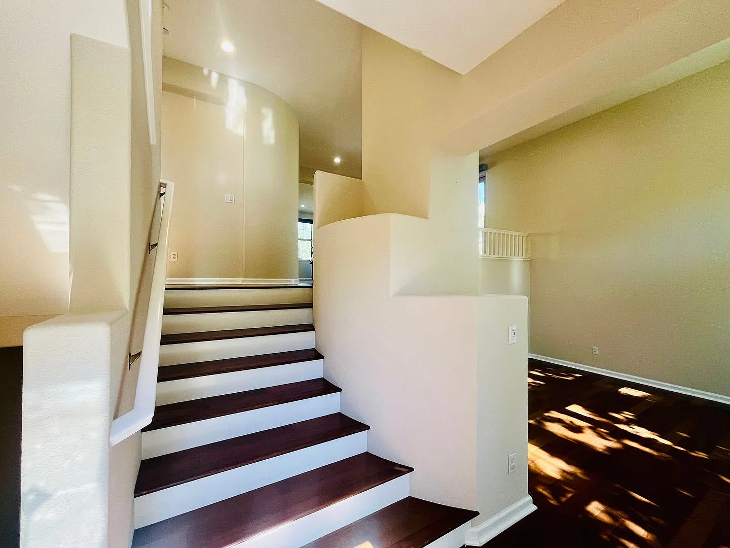 Beautiful 3 Bed 2.5 Bath Santa Clara Townhome. 2 Car Garage — Photo 4