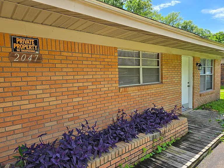 2047 Bradford Dr #B — Photo 1