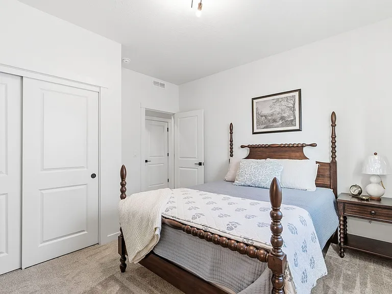 305 E Chevy Dr — Photo 13