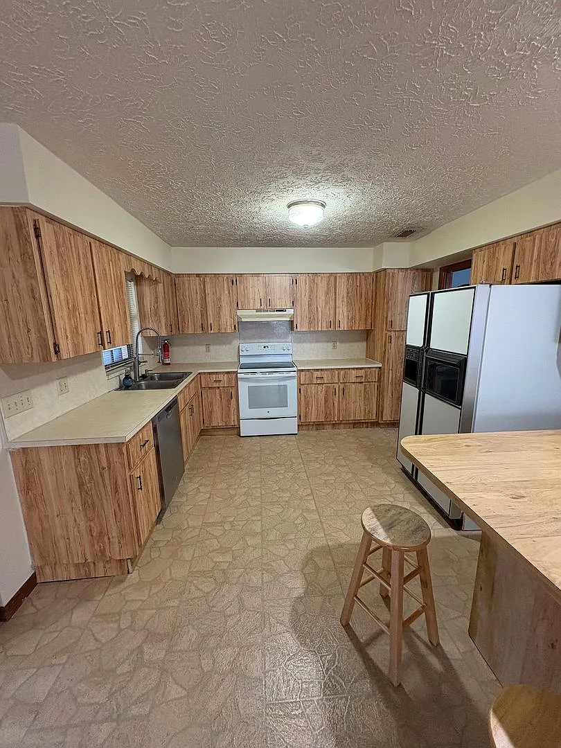 2/2/2 home with fenced backyard in Ft Pierce — Photo 3