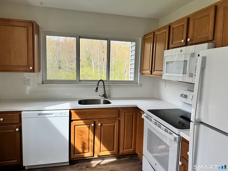 11 Hilltop Dr #11 — Photo 2