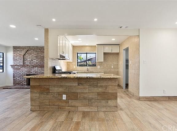 5th image of 633 N Mangrove Ave
