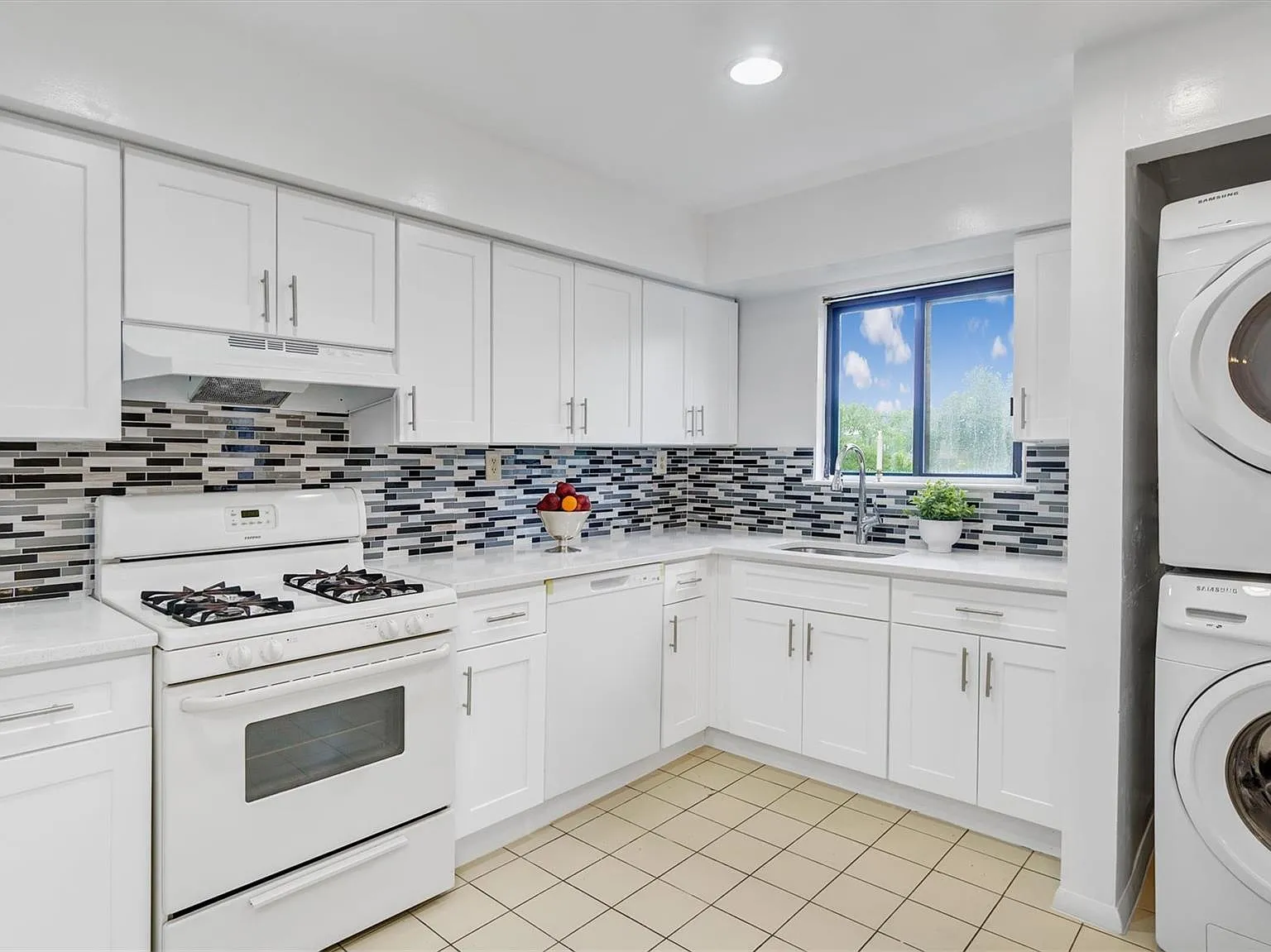 3 bed, 1.5 bath, 1200 sqft, $3,300 — Photo 2