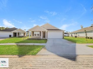 560 Riverwalk Cir, Freeport, FL 32439