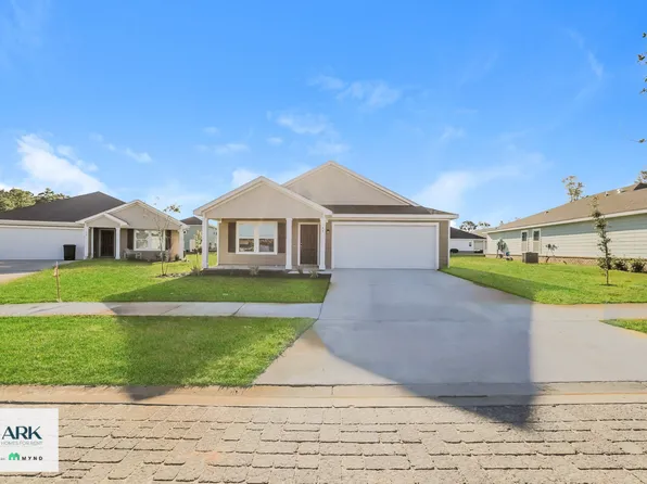 560 Riverwalk Cir, Freeport, FL 32439