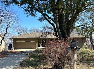 736 Delaware Dr, Ozawkie, KS 66070
