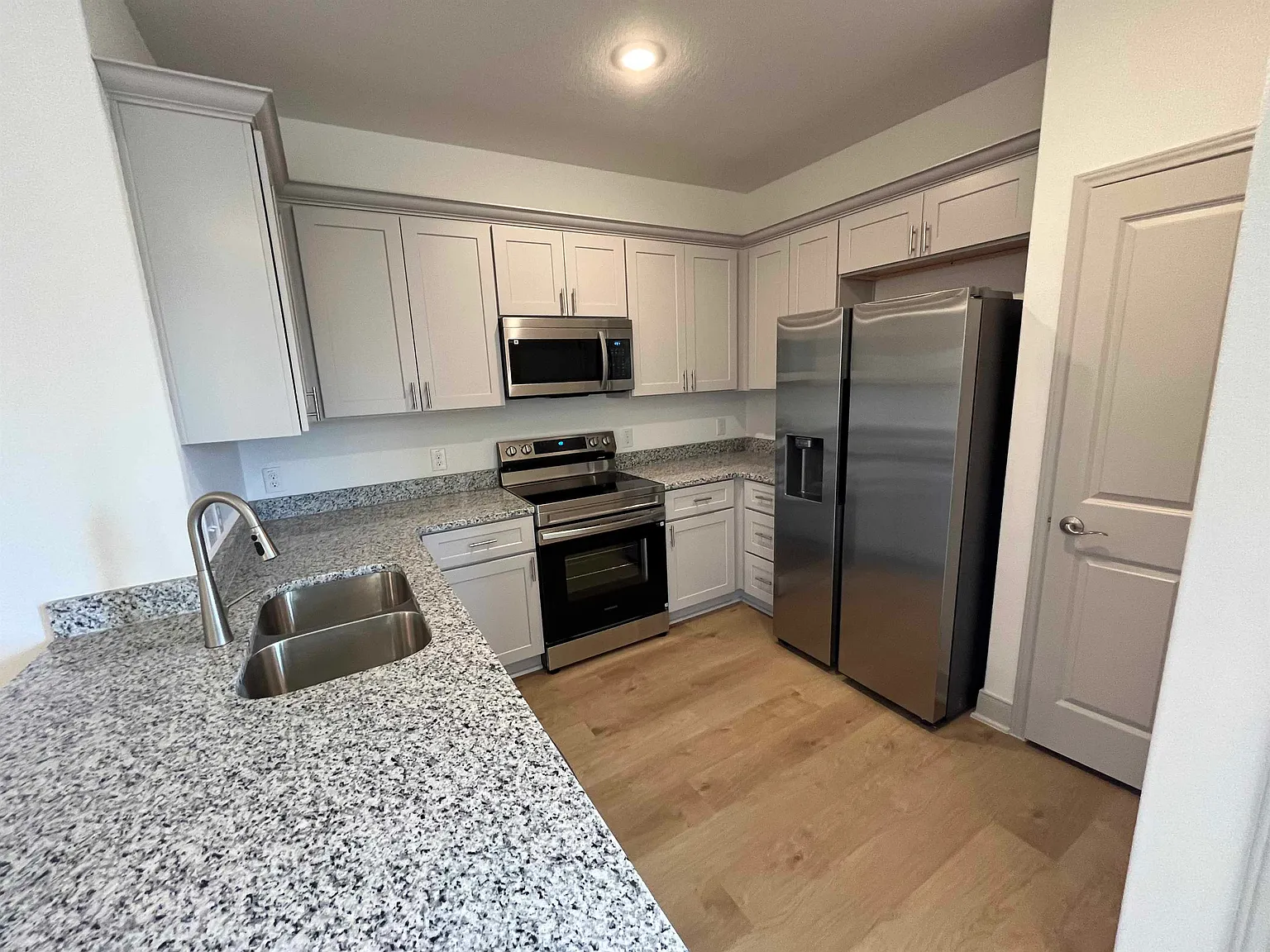 3 bed, 2.5 bath, 1505 sqft, $1,495 — Photo 2
