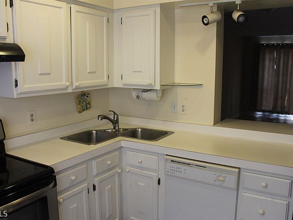 4th image of 1046 Country Ct