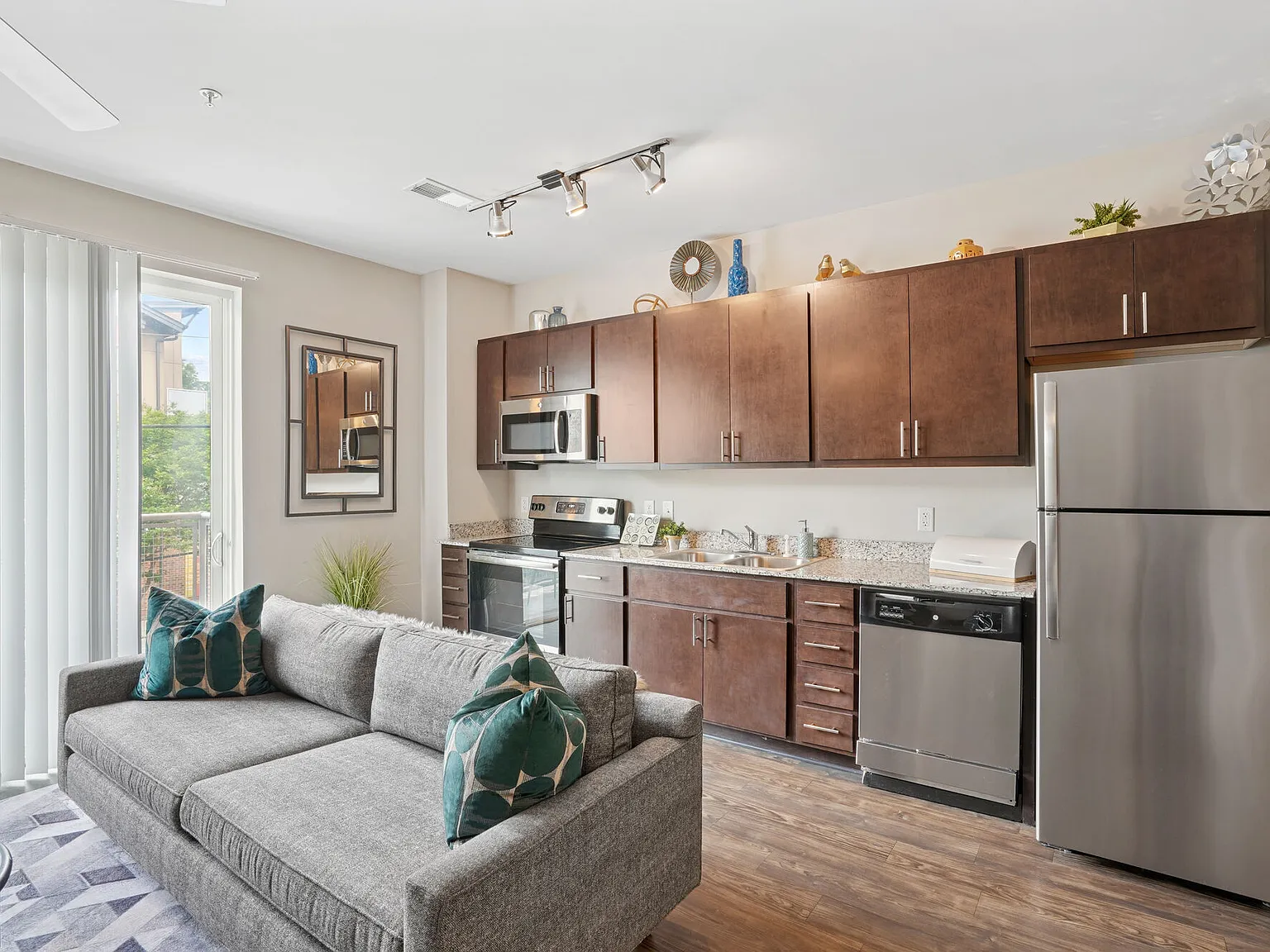 Main & Stone — Photo 4