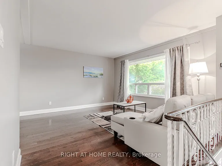 12 Murellen Cres — Photo 4