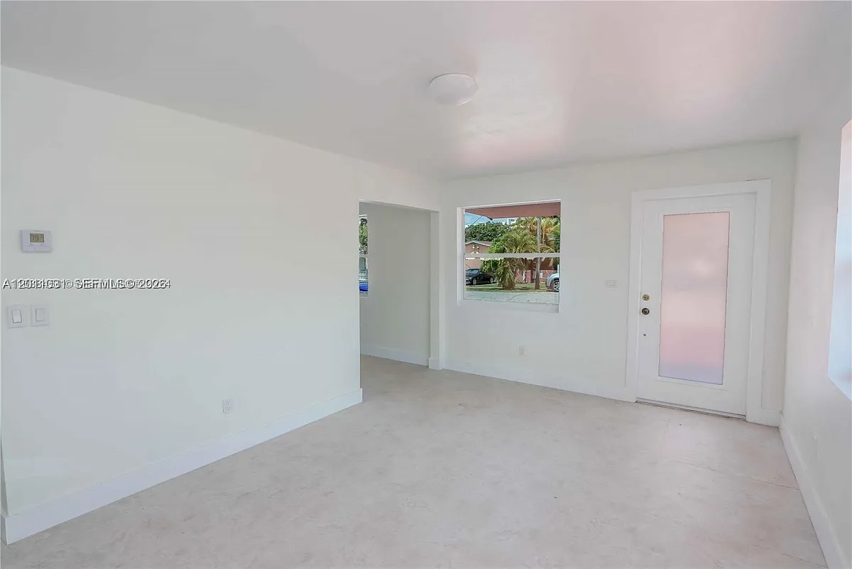 Building Photo - 2943 SW 36th Ave #A