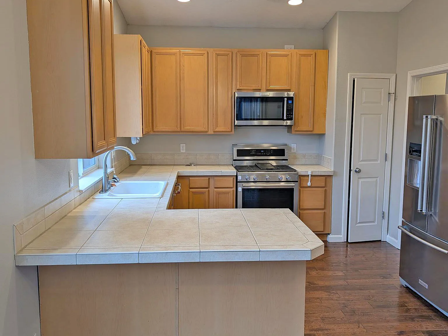 4 bed, 2.5 bath, 2249 sqft, $3,195 — Photo 4