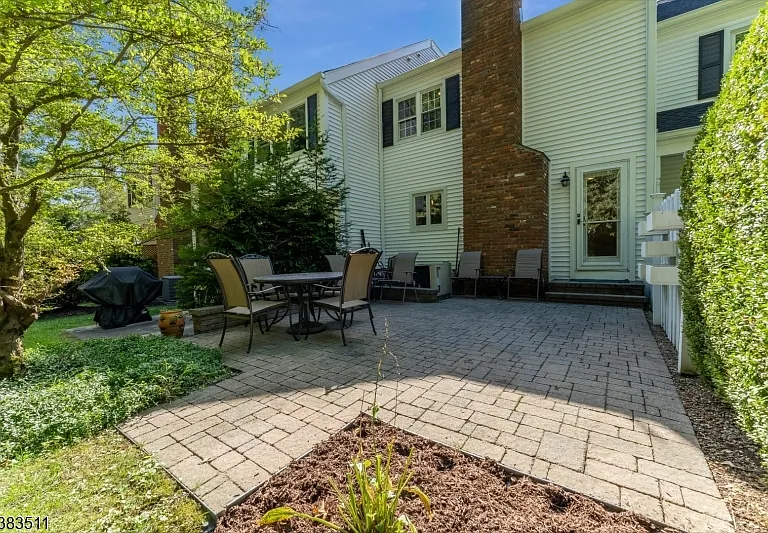 65 Hampshire Dr — Photo 19