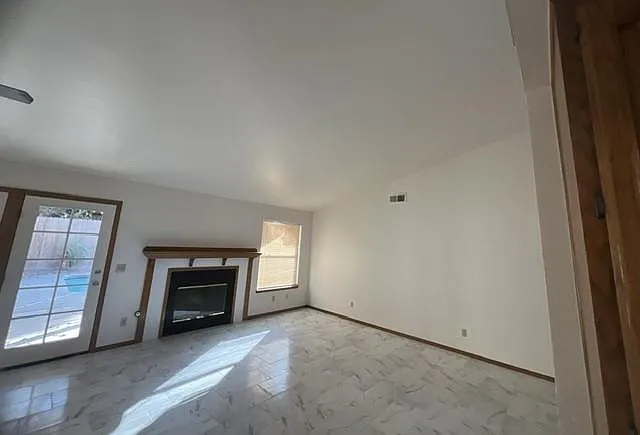 2122 N Clark Ct — Photo 13