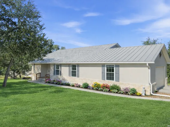 1095 Stallion Springs, Fischer, TX 78623