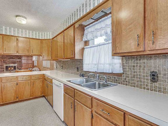 4th image of 1374 Terrace Dr