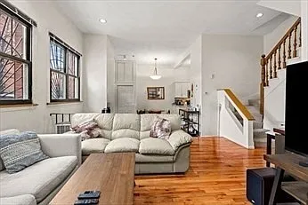 2 bed, 1.5 bath, 1369 sqft, $5,200 — Photo 3