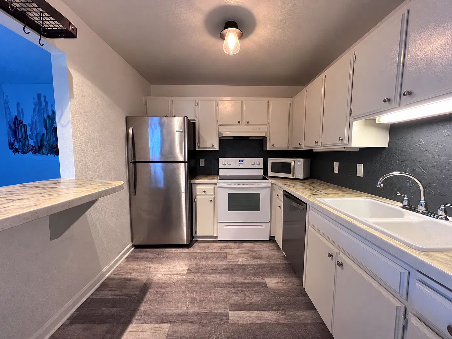 Charming 1 Bedroom, 1 Bathroom on Hayden Island with Pool, Gym & Tennis Court! — Photo 4