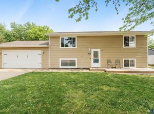 1408 E Rushmore Dr, Brandon, SD 57005