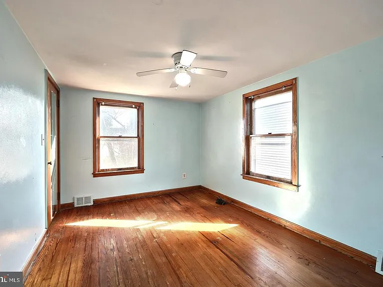 452 W Walnut St — Photo 13