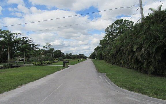 Exterior Neighborhood (street photo)