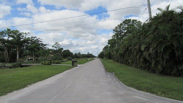 Exterior Neighborhood (street photo)