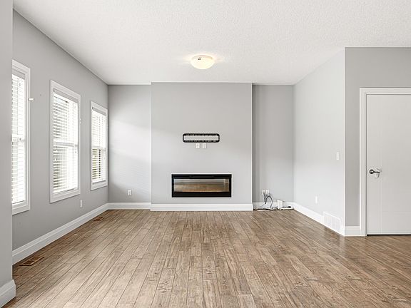 4th image of 102 Meadowland Way