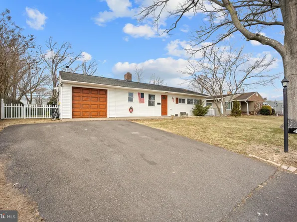 43 Thorny Apple Ln, Levittown, PA 19054