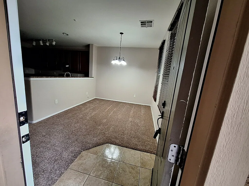 3 br, 2.5 bath townhome in gated Val Vista Classic subdivi, comm pool — Photo 2