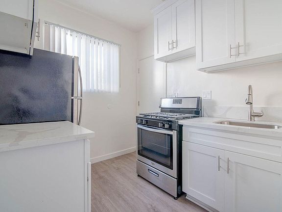 4th image of 914 4th St #17