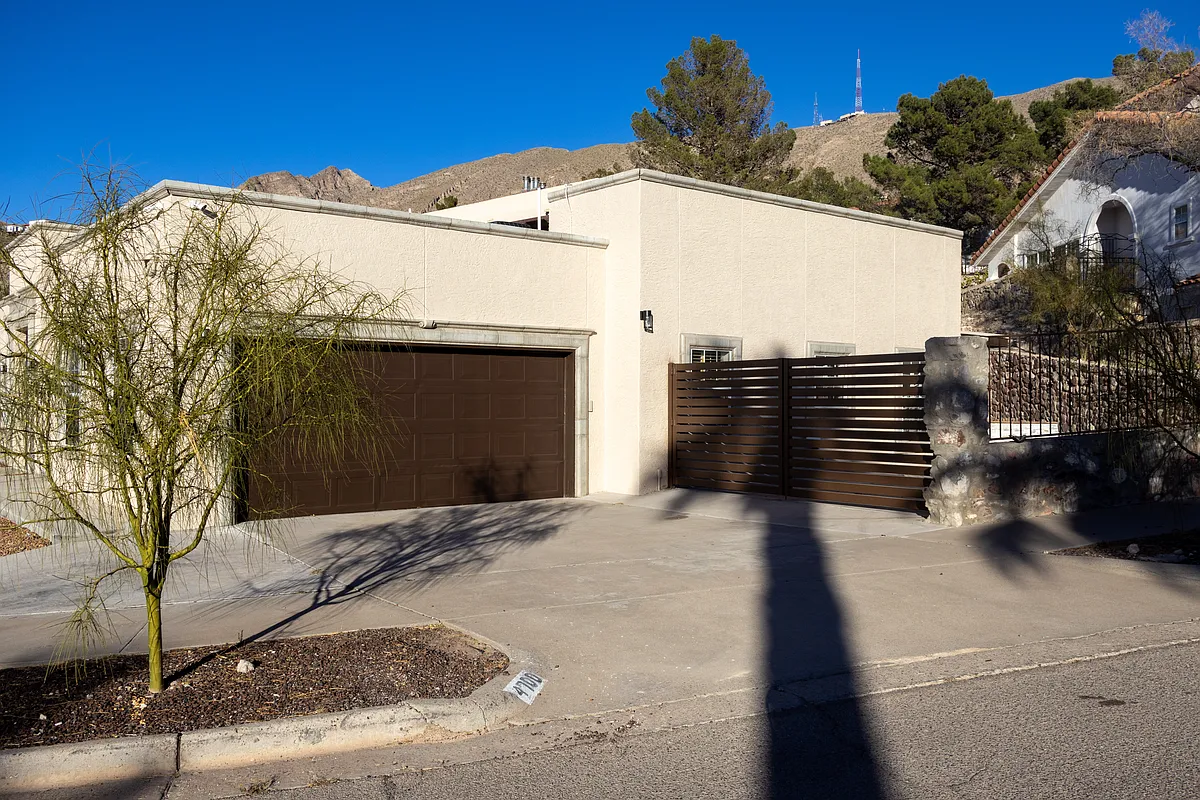 Garage and Side Gate - 4700 Sir Gareth Dr