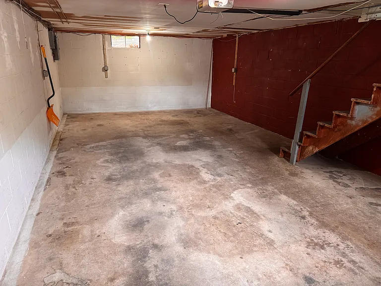 Deep 1-Car Garage
