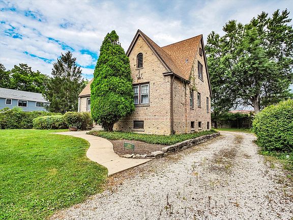 2nd image of 2610 Park Ln