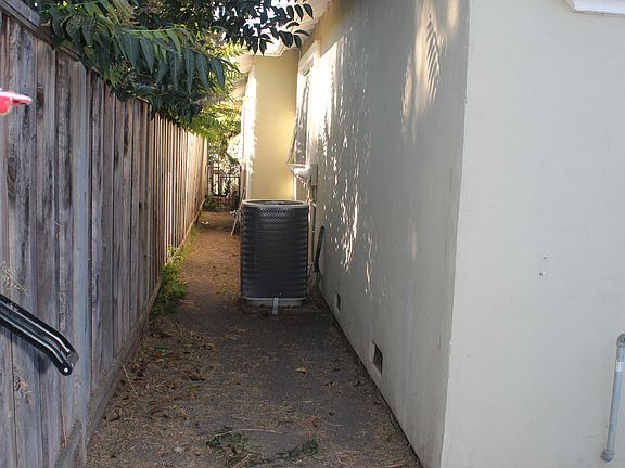 4th image of 974 Pacific Ave