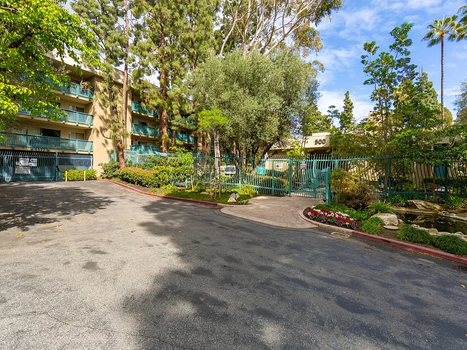 564 N Bellflower Blvd #211