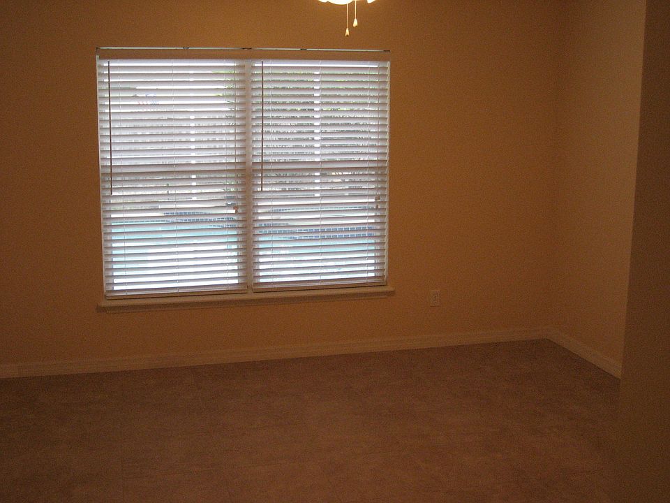 Master Bedroom 16'x16'
