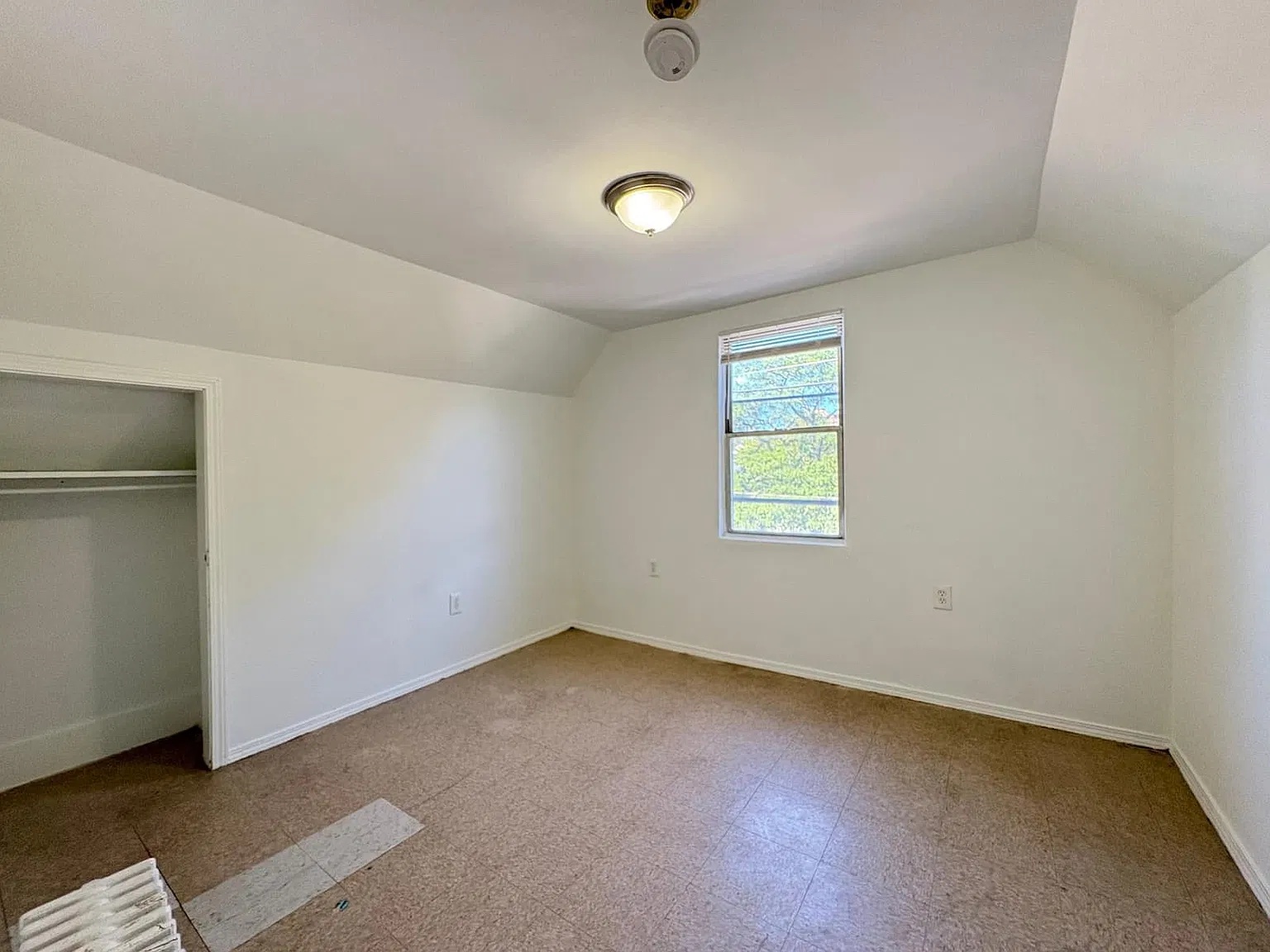 5 bed, $2,500 — Photo 1