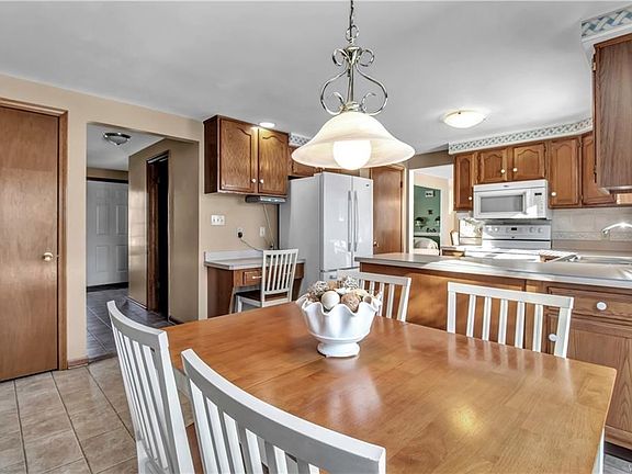 4th image of 879 Thomas Fox Dr W